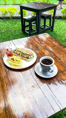 Kahve fincanı ve kahve çekirdeği masada..