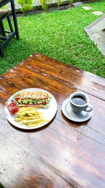 Bahçedeki masada taze kahve ve salata ile kahvaltı, Endonezya.