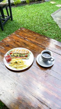 Masada taze ve sağlıklı bir kahvaltı.
