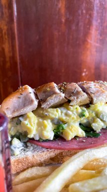 Peynirli, domatesli ve salatalıklı lezzetli sandviç.