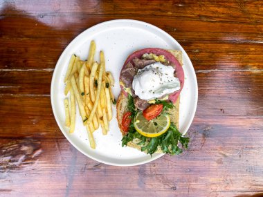 Patates ve sebzeli ızgara biftek.