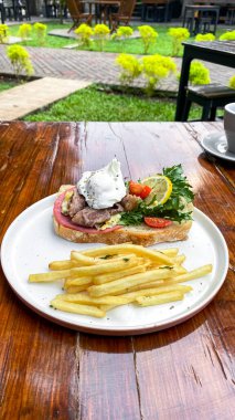 Etli ve sebzeli sandviç.