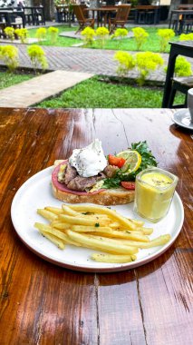 Etli ve sebzeli sandviç.