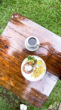 Bahçedeki lezzetli yemekler.