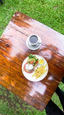 Terasta bir kafede kahvaltı.