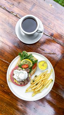 Kahvaltınız ve ekmeğiniz ahşap masada.