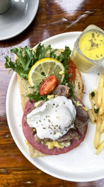 kızarmış ekmek ve yumurta kahvaltı