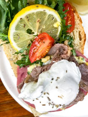 Haşlanmış yumurta ile taze sandviç