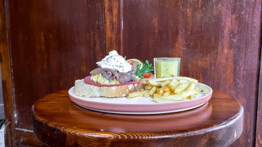 Hamburger etli bir ahşap tahta.