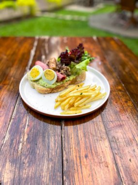 Biftek, patates kızartması ve salata.