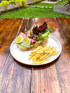 Tavuk etli ve marullu sandviç.