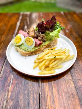 Tahta masada tavuklu hamburger..