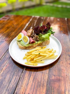 Patates ve peynirli kızarmış tavuk.