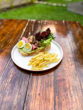 Tavuk göğsü, peynir ve sebzeli sandviç.