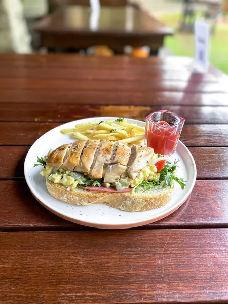 Etli sandviçler, salata, domates ve peynirli tabakta, masada, restoranda, yemekte