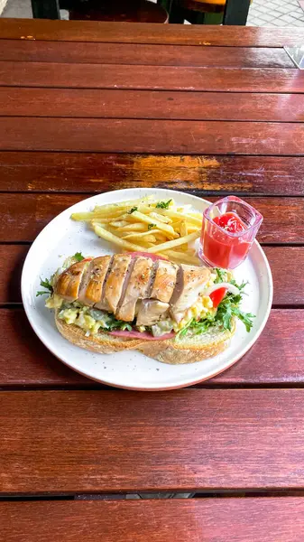 Tavuk ve sebzeli sandviç.