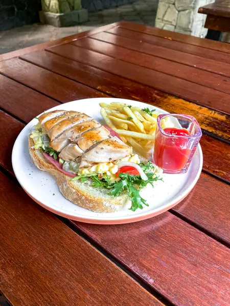 Bir restoranın mutfak fotoğrafı.