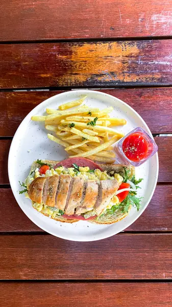 Kızarmış patates, sebze ve patates kızartması. Tahta bir arka planda beyaz bir tabakta.