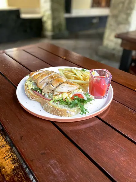 Etli ve sebzeli sandviç.