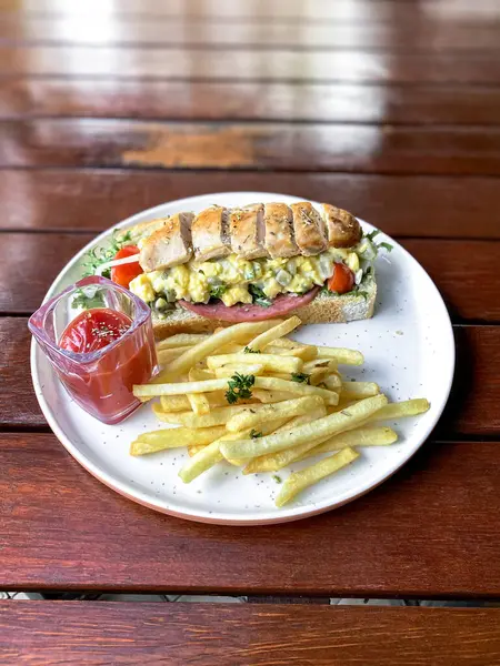 Tavuk ve peynirli sandviç.