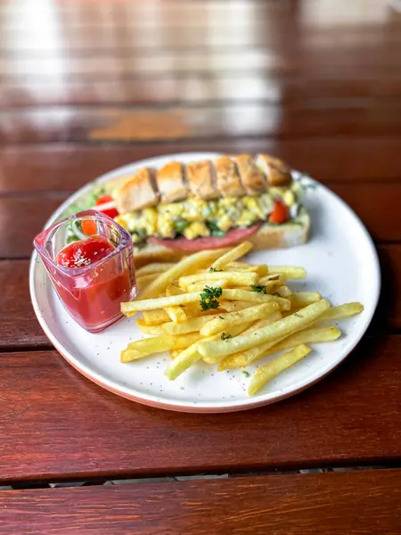 Patates kızartması, domates ve peynirli sandviç.