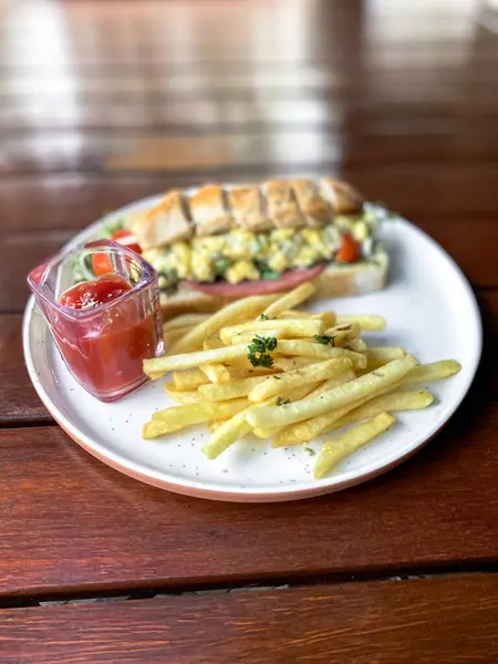 Tahta masada patates kızartması ve tavuk nugget.