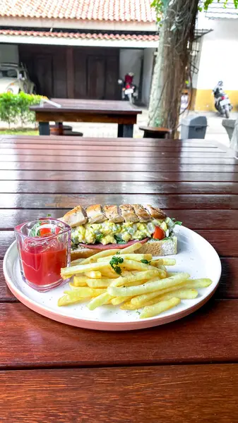 Peynirli Fransız tostu ve kızarmış patates. fast food.