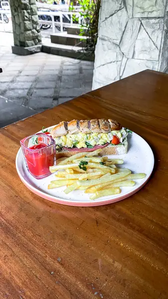 Ahşap masada jambonlu, peynirli ve sebzeli sandviç