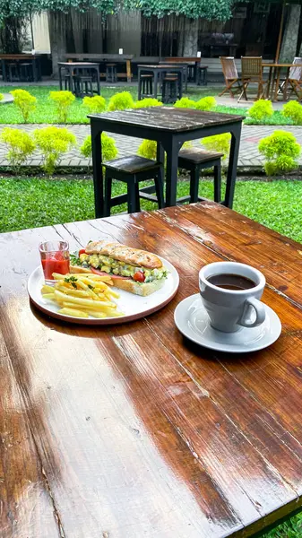 Kahve fincanı ve kahve açık kafedeki masada.