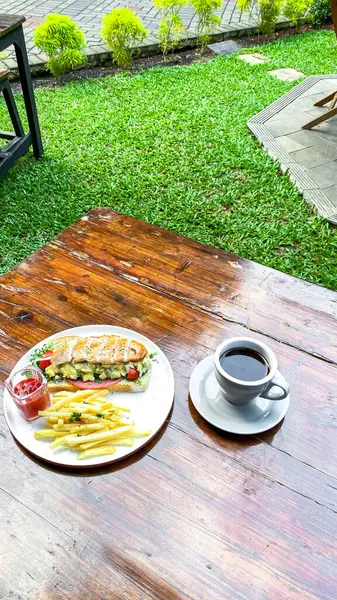 Bahçedeki masada kahve fincanı ve çay.