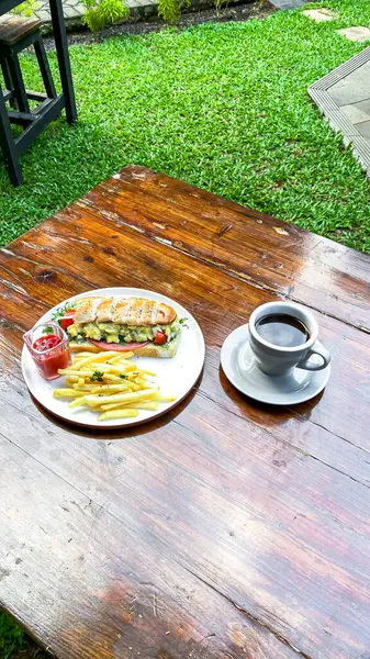 Masada taze ve sağlıklı bir kahvaltı.