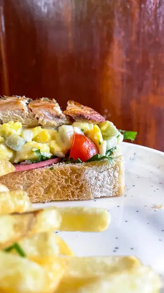 Peynirli, jambonlu ve yumurtalı sandviç.
