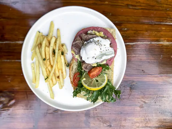 Kızarmış somon bifteği ve patates kızartması.