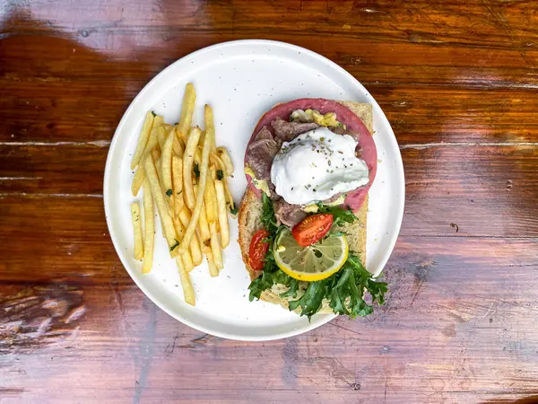 Patates ve sebzeli ızgara biftek.