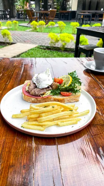 Peynirli ve jambonlu sandviç, tabakta salata, kahvaltı, kahve, çay.