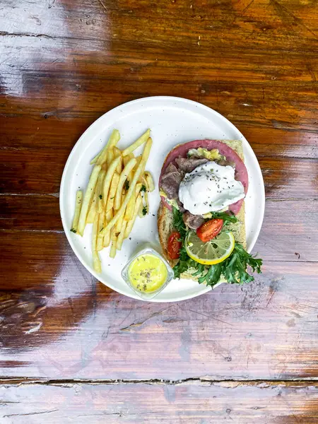 Kızarmış et ve sebzeli salata.