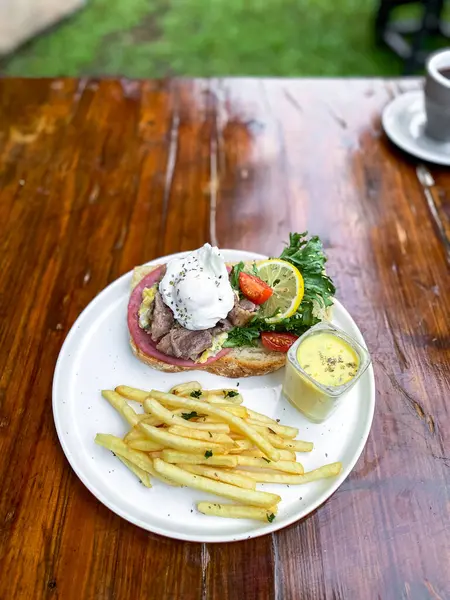 Yumurtalı sandviç, salata ve patates kızartması.