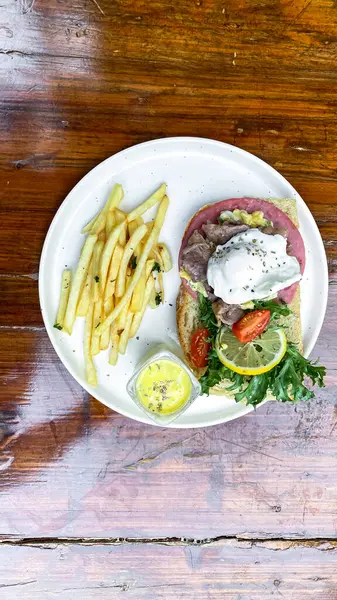 Sebze ve soslu ızgara biftek.