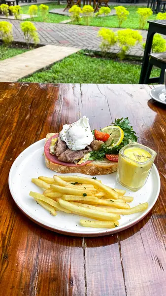 Sebze ve patates kızartması.