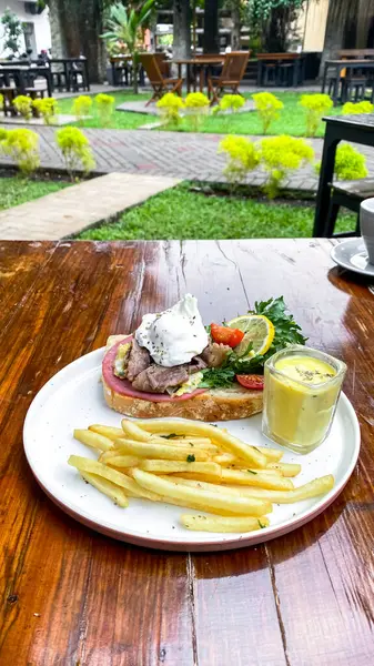 Tavuk ve sebzeli sandviç.