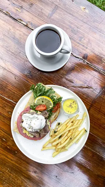 Kahvaltınız ve ekmeğiniz ahşap masada.