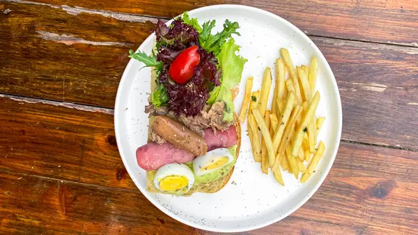 Salatalı biftek, kızarmış yumurta ve sebze.