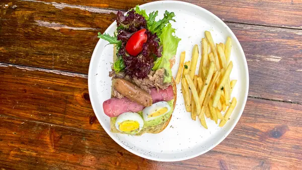 Tahta masada patates, salata ve domates ile kızarmış tavuk..