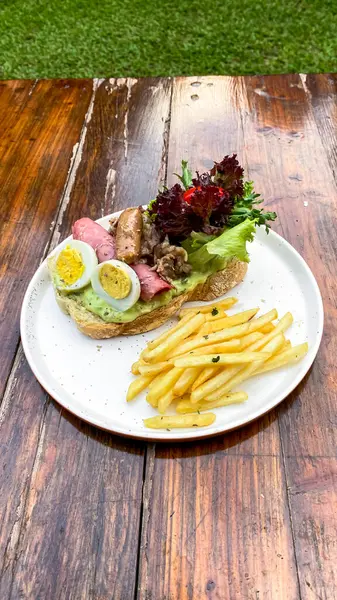 Tabakta et ve peynirli sandviç