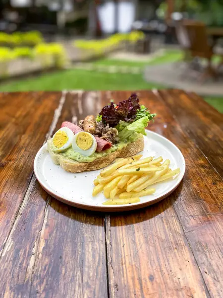 Kızarmış biftek ve patates kızartması.