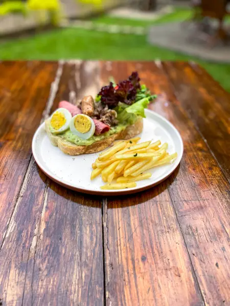 Biftek, patates kızartması ve salata.