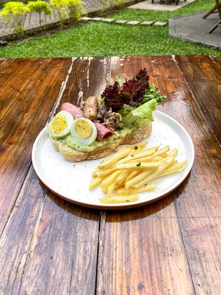 Tavuk etli ve marullu sandviç.