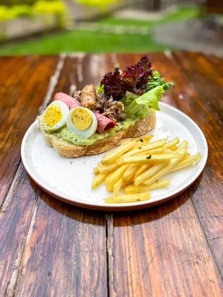 Bir tabak et, peynir ve marullu sandviç..