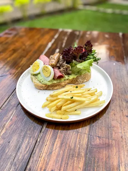 Patates ve peynirli kızarmış tavuk.