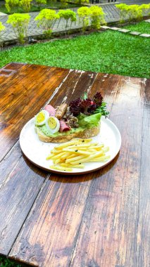 Jambonlu ve peynirli sandviç.